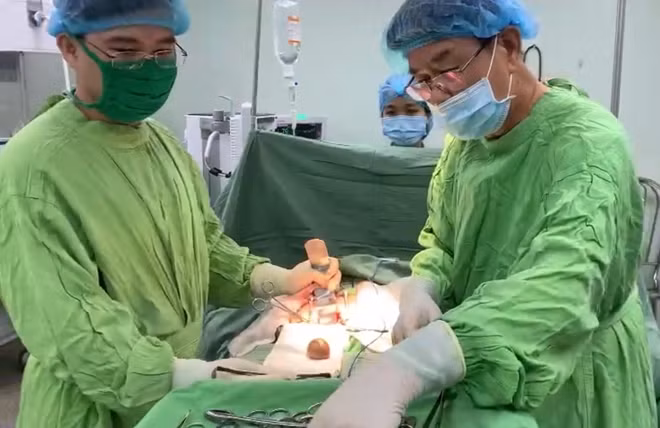 Các BS phẫu thuật cho bệnh nhân.