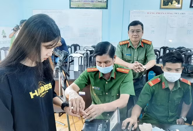 Đại tá Nguyễn Minh Ngọc, Giám đốc Công an tỉnh Sóc Trăng kiểm tra việc cấp CCCD lưu động tại Trường THPT DTNT Huỳnh Cương (TP Sóc Trăng).