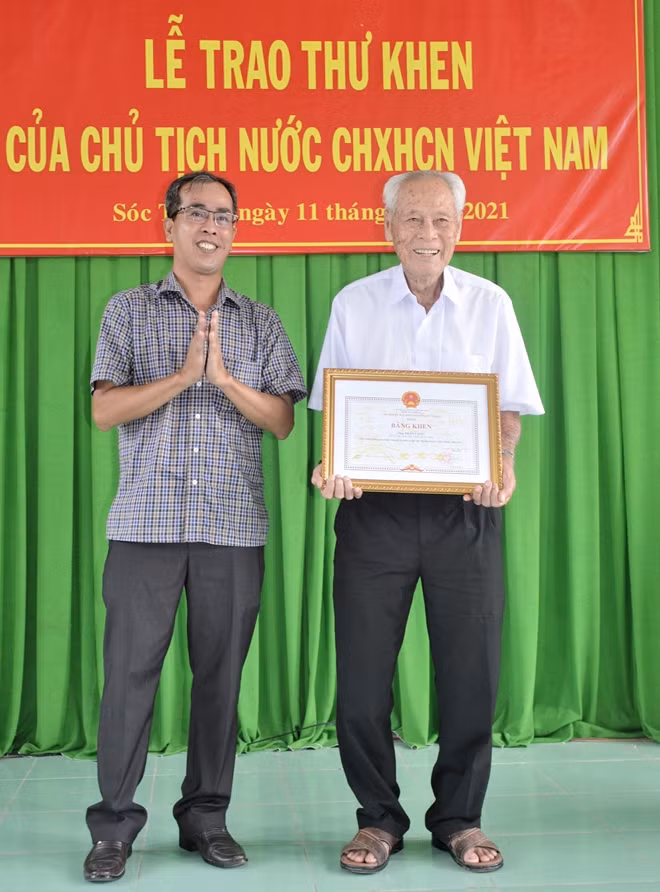 Cụ Trần Cang nhận Bằng khen của UBND tỉnh Sóc Trăng.