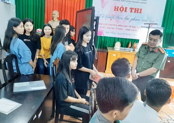 Đại tá Nguyễn Minh Ngọc hỏi thăm, chia sẻ với người dân, các em học sinh đến làm CCCD.