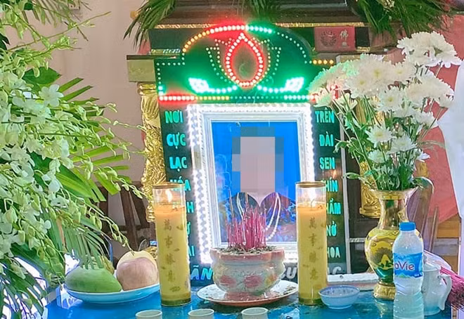 Di ảnh của bà Tuyến trước quan tài bên trong có 3 bao cát.