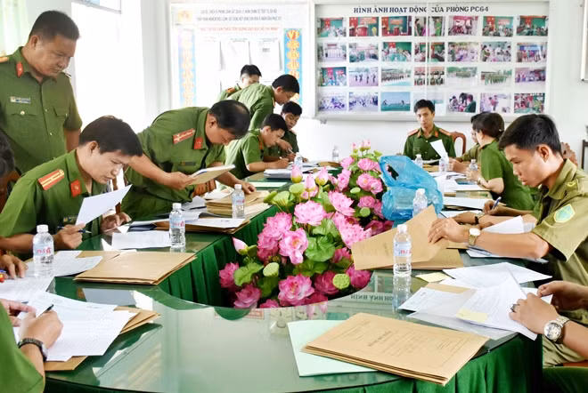 Công an tỉnh Bạc Liêu kiểm tra phiếu thu thập thông tin dân cư.
