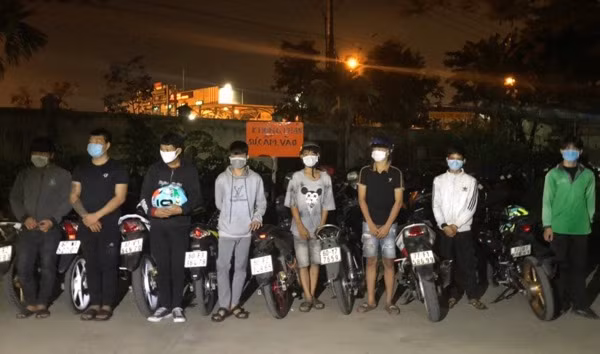 Nhóm thanh niên tụ tập đua xe trong đêm bị CSGT khống chế.