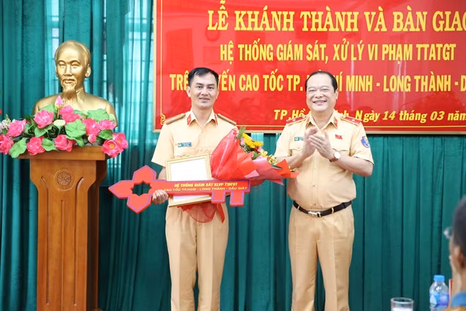 Thiếu tướng Lê Xuân Đức trao chìa khóa biểu tượng và quyết định cho đại diện đơn vị tiếp nhận, quản lý vận hành.