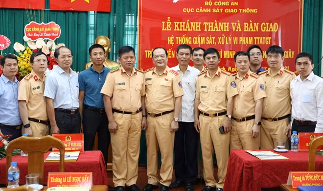 Thiếu tướng Lê Xuân Đức và đại diện các đơn vị dự lễ.