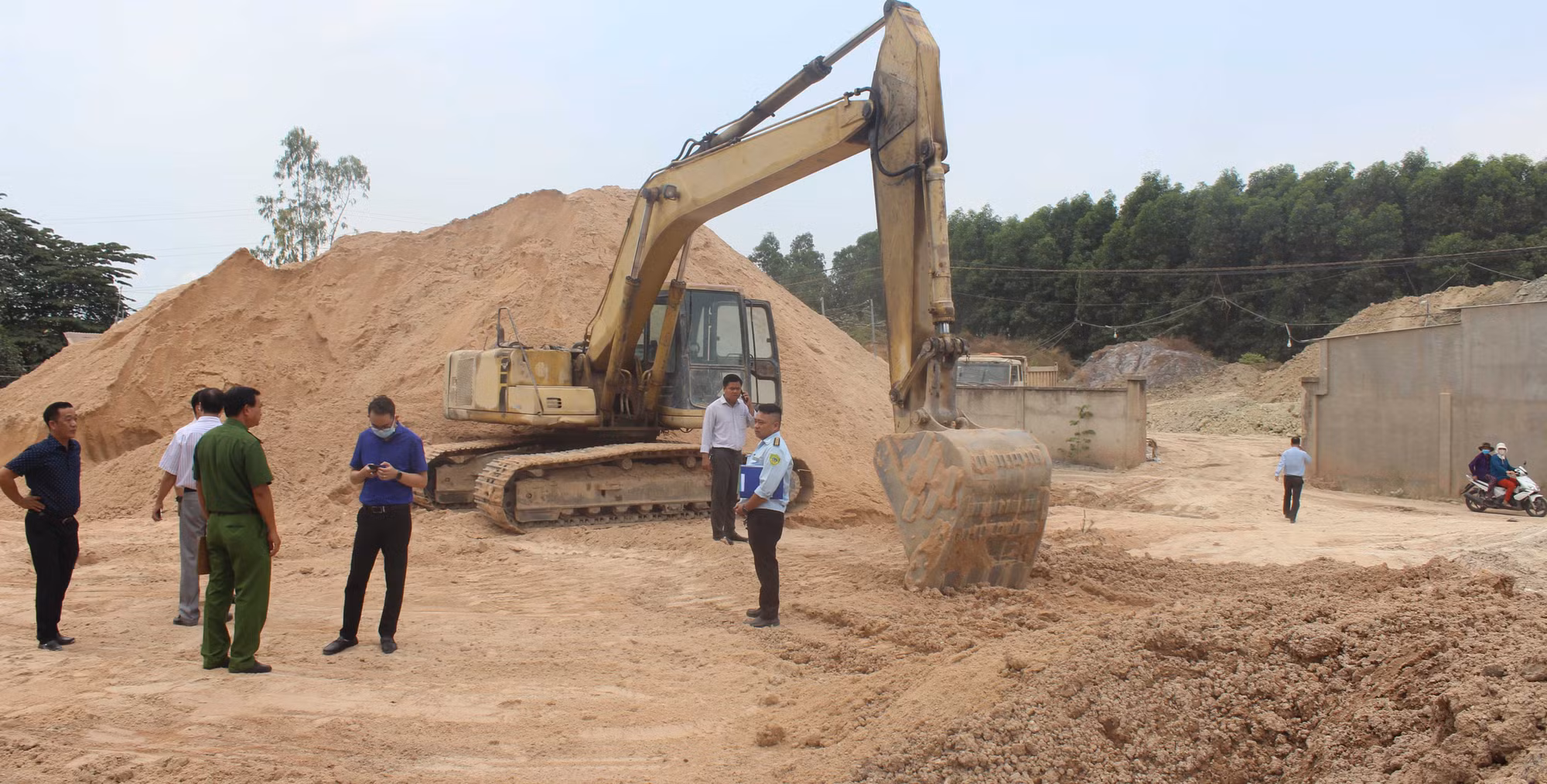 Rầm rộ khai thác cát dưới hình thức nạo vét hồ thủy điện Đa Nhim ảnh 7
