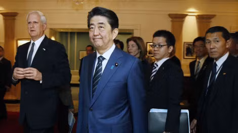 Thủ tướng Nhật Bản Shinzo Abe tham quan Thư viện Tổng thống John F. Kennedy ở Boston, ngày 26/4/2015.