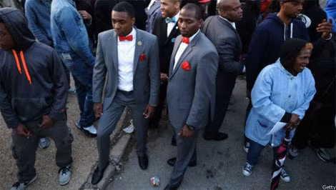 Các thành viên Phong trào “Quốc Gia Hồi Giáo” (Nation of Islam) tham gia biểu tình ở Baltimore. (Ảnh: Getty Images).