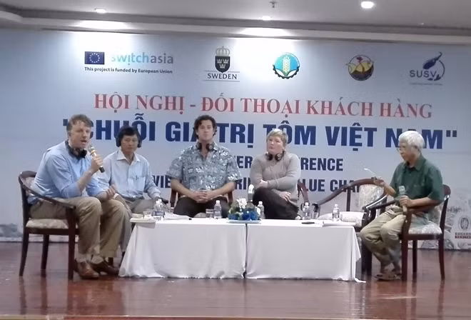 Các đại biểu trong nước và quốc tế tham dự hội nghị.