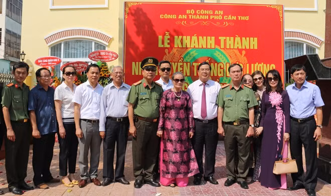 Lãnh đạo Thành ủy, Công an TP Cần Thơ, cùng thân nhân các Anh hùng liệt sỹ Đội cảm tử năm xưa.