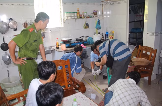 Cơ quan Công an khám nghiệm hiện trường vụ thảm án