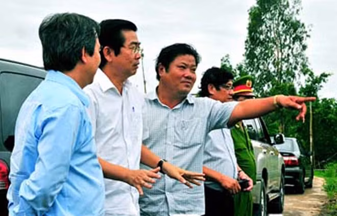 Ông Trần Hoàng Duyên, người chỉ tay.