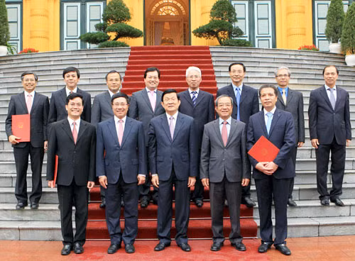 Chủ tịch nước Trương Tấn Sang với các đồng chí được phong hàm Đại sứ.