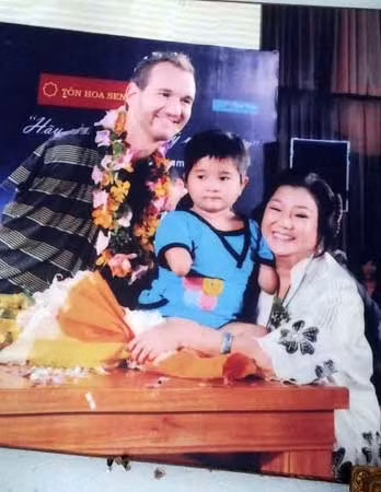 Bé Hoài Thương chụp ảnh với Nic Vujicic.