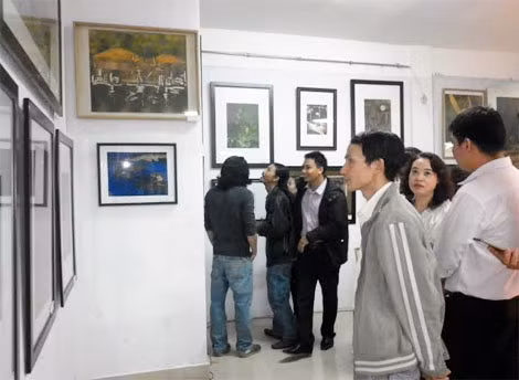 Đông đảo khách tham quan trưng bày tác phẩm đồ họa.