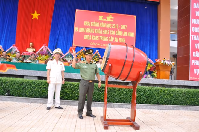 Thứ trưởng Phạm Dũng thực hiện nghi lễ đánh trống khai trường.