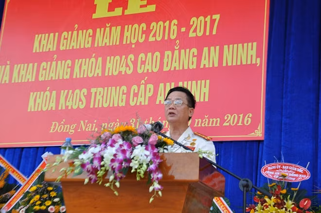 Đại tá-TS Hiệu trưởng Lê Văn Thiện đọc diễn văn khai mạc.