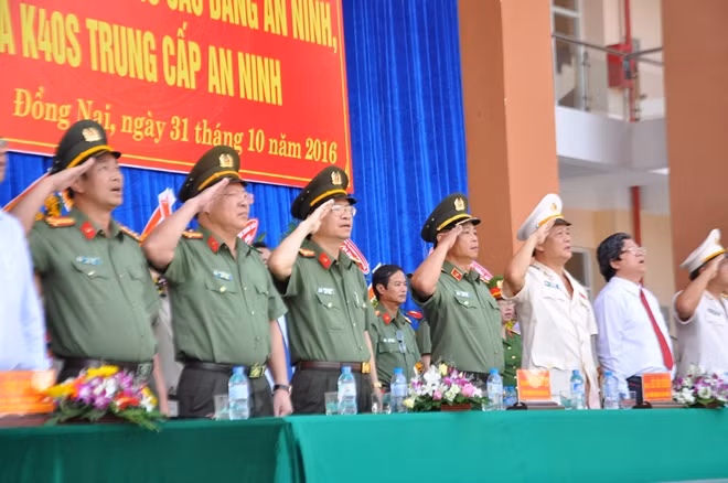 Các đại biểu thực hiện nghi lễ chào cờ.