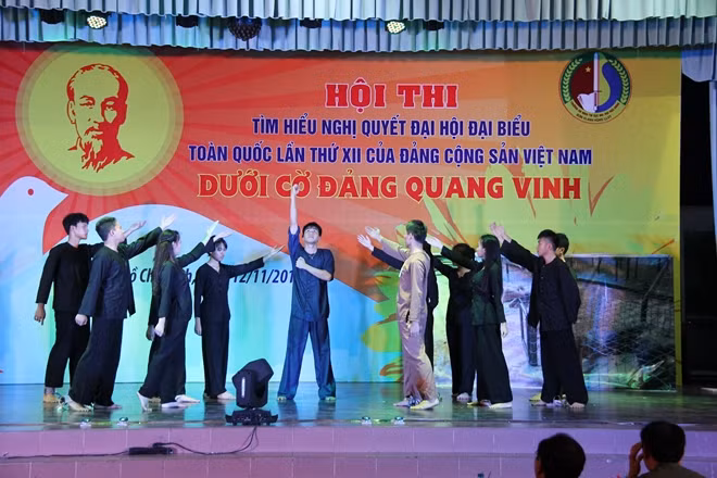 Hình ảnh anh hùng lực lượng vũ trang nhân dân Nguyễn Văn Lai, nguyên Trưởng Phòng Quản lý nhà ăn, Trường Đại học ANND được sinh viên An ninh tái hiện sinh động qua phần thi sân khấu hóa.