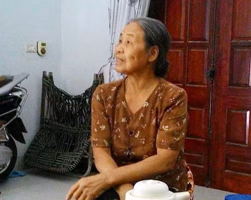 Bà Hồng (hàng xóm) nhận xét về vợ chồng nạn nhân.