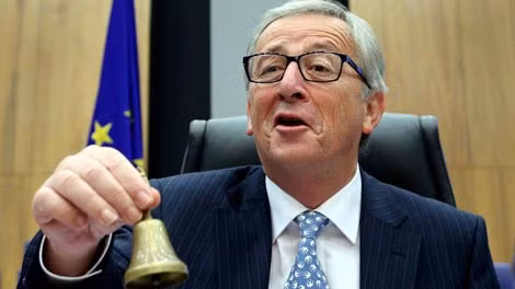Ông Jean-Claude Juncker rung chuông bắt đầu làm việc tại ủy ban châu Âu.