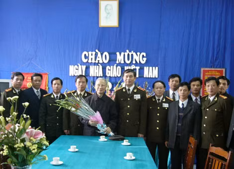 Những thế hệ học trò cũ đến chúc mừng thầy Phạm Tâm Long nhân dịp 20-11.