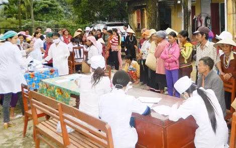 Khám sàng lọc “bệnh lạ” cho người dân ở xã Ba Tô.