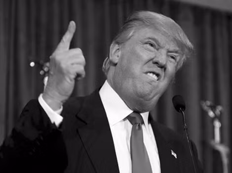 Ông Donald Trump đang hăng say diễn thuyết.
