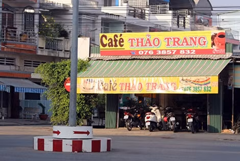 Quán cà phê, nơi nhóm của Thảo và Tùng sứt thường ngồi đồng chờ người vay tiền mang đến trả góp.
