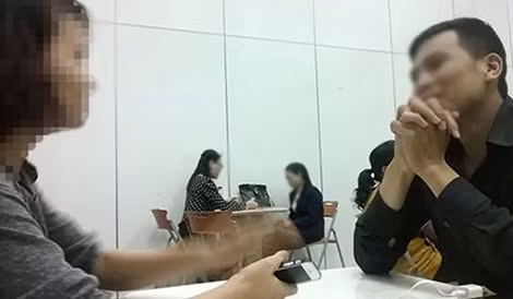 Tư vấn khách hàng.