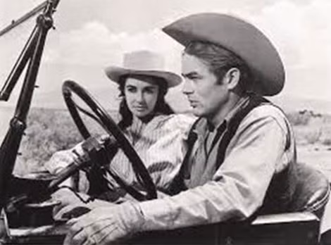 J. Dean cùng siêu minh tinh Liz Taylor (1932-2011) trong phim "Giant".