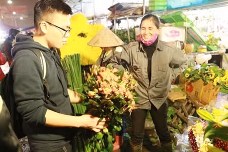 Mỗi người chọn một loại hoa khác nhau, đặc biệt là hoa hồng.