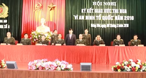 Lãnh đạo Công an 8 tỉnh trong cụm thi đua ký kết giao ước thi đua.