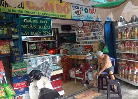 Nhiều người thích mua điện thoại cũ, quá hạn trong các tiệm cầm đồ (ảnh minh họa).