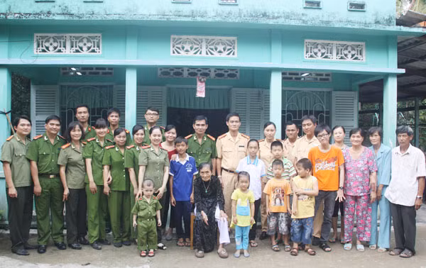 Đại gia đình Đại tá Nguyễn Văn Mun bên cụ bà thân sinh năm nay gần 90 tuổi.