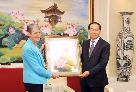 Bộ trưởng Trần Đại Quang tặng quà lưu niệm Bộ trưởng Bộ Nội vụ Hoa Kỳ Sally Jewell.