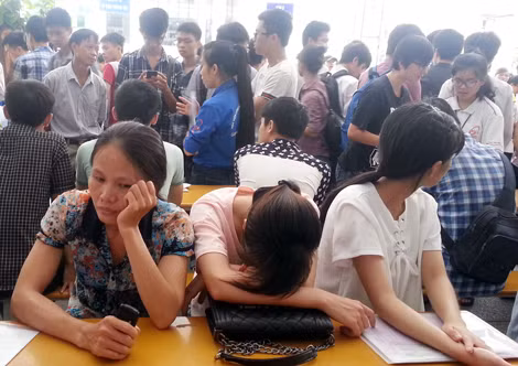 Phụ huynh và các em học sinh quá mệt mỏi vì thời gian chờ đợi kéo dài đến 20 ngày. Ảnh: Huyền Thanh