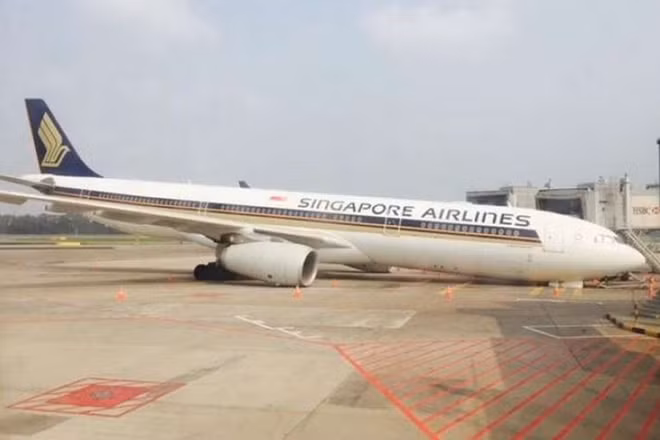 Những hình ảnh cho thấy phần đầu chiếc máy bay của SIA bị sập xuống.