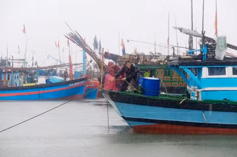 Các ngư dân khẩn trương chuẩn bị các biện pháp cố định tàu thuyền..
