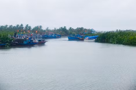 Các tàu thuyền, ca nô đang hoạt động đã khẩn trương vào khu vực an toàn neo đậu.