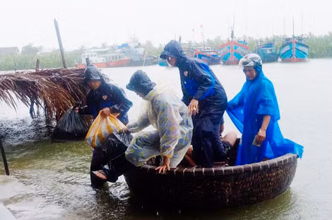 Chuẩn bị lương thực để dự trữ đẻ ứng phó với bão.