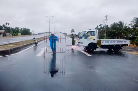 Lực lượng CSGT tiến hành chắn cầu Cửa Đại, ngăn cản người dân lên cầu vì rất nguy hiểm.