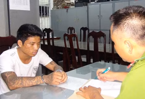 Bị can Nguyễn Hiếu Trung khai báo hành vi phạm tội tại cơ quan điều tra.
