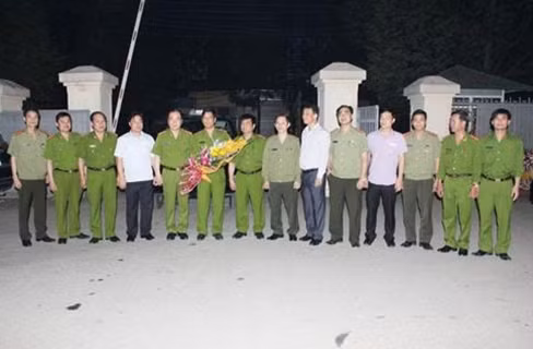 Chủ tịch UBND huyện Tĩnh Gia và đại diện lãnh đạo ban quản lý KKT Nghi Sơn trao thưởng cho Ban chuyên án.