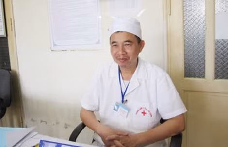 Bác sĩ Trần Văn Phụng khám chữa bệnh cho bệnh nhân tại trạm xá xã Mễ Trì.