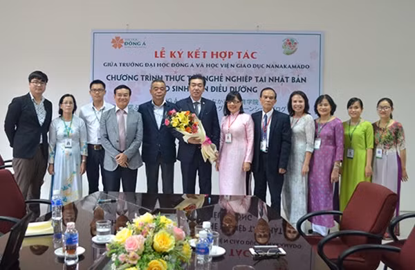 Quang cảnh lễ ký kết chương trình thực tập nghề nghiệp tại Nhật Bản.