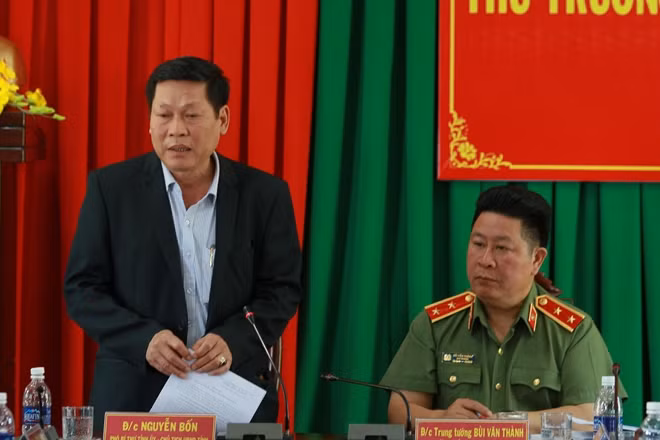 Đồng chí Nguyễn Bốn, Chủ tịch UBND tỉnh phát biểu tại buổi làm việc