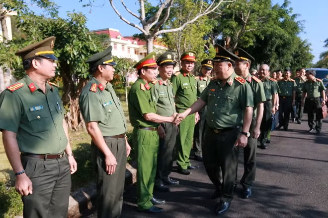 Thứ trưởng Bùi Văn Thành cùng cán bộ, chiến sỹ Công an Đắk Nông.