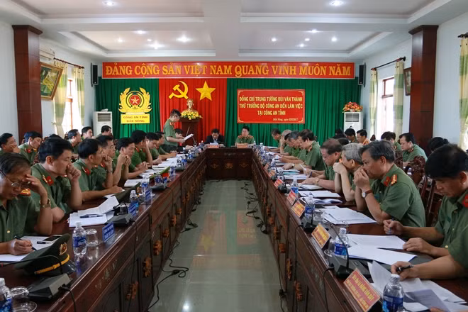 Quang cảnh buổi làm việc.