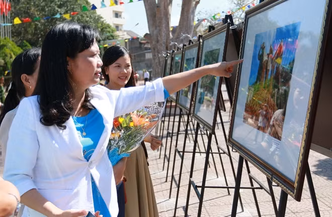 Du khách tham quan, thưởng thức tại triễn lãm